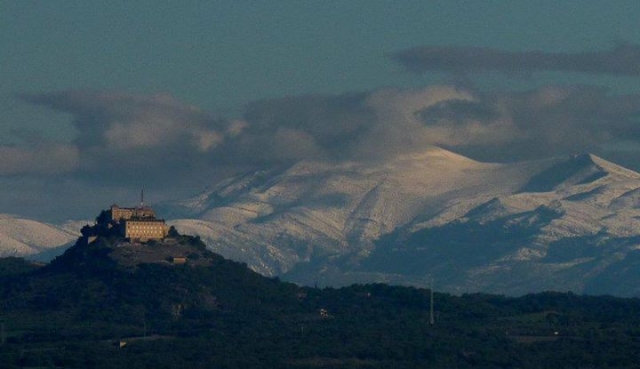 Montanas nevadas en la sierra de Huesca